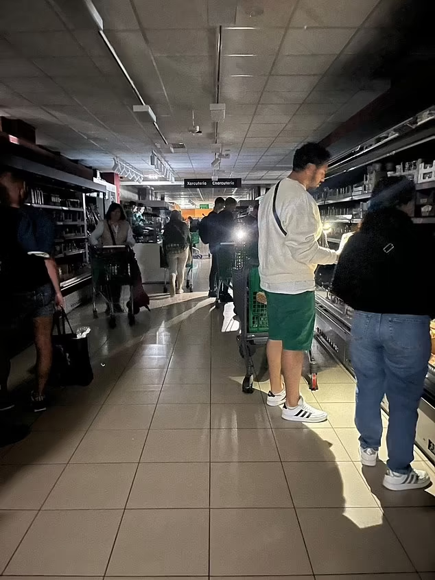 Nhiều người dân đổ xô đến các siêu thị mua hàng. Có thể thấy, rất đông người xếp hàng bên ngoài các siêu thị, ngân hàng và trạm xăng khi người dân và khách du lịch cố gắng tích trữ hàng hóa và rút tiền mặt. Ảnh: DM.