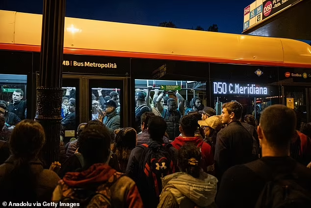 Nhiều chuyến bay bị hoãn lại trong khi tàu tạm thời dừng hoạt động vì mất điện diện rộng. Ảnh: Anadolu.