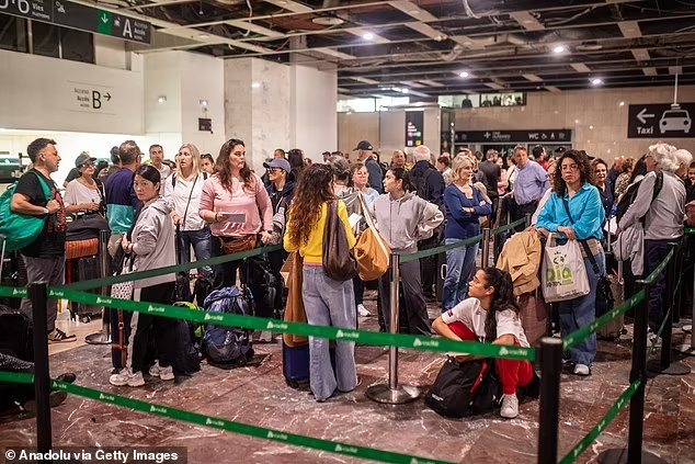 Mọi người xếp hàng tại một nhà ga ở Barcelona. Ảnh: Anadolu.