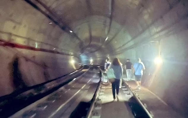 Người dân xuống tàu đi bộ ở Tây Ban Nha trong thời gian mất điện. Ảnh: DM.