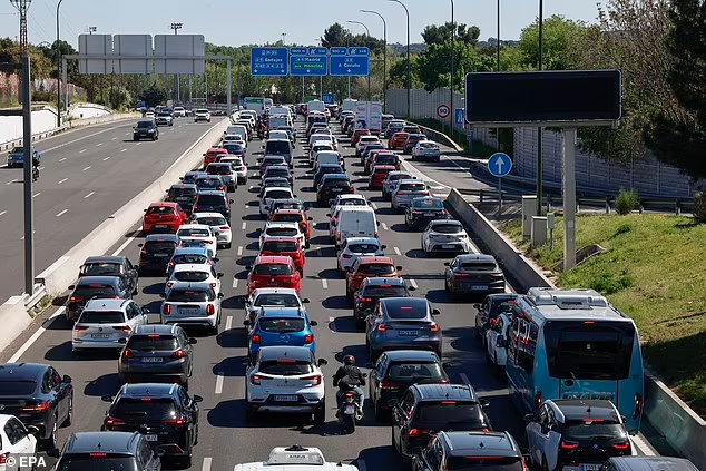 Những hàng xe nối dài do tắc đường khi mất điện. Ảnh: EPA.