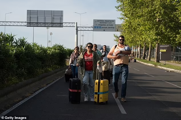 Tây Ban Nha đã ban bố tình trạng khẩn cấp vào đêm 28/4 và triển khai 30.000 cảnh sát như một phần của các biện pháp an ninh được thực hiện để đối phó tình trạng hỗn loạn do sự cố mất điện. Ảnh: GI.