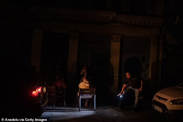 Bóng tối bao trùm ở Barcelona, Tây Ban Nha. Các nhà chức trách đang điều tra nguyên nhân dẫn đến tình trạng mất điện diện rộng. Ảnh: Anadolu.