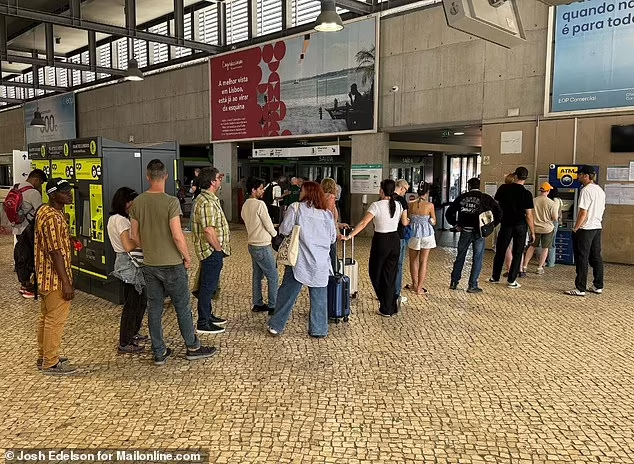 Tại Bồ Đào Nha, dịch vụ tàu hỏa và tàu điện ngầm cũng tạm ngừng hoạt động. Sân bay chính của Lisbon được cho là đã tạm thời đóng cửa và các chuyến bay bị hoãn lại. Ảnh: Mọi người xếp hàng dài trước máy ATM ở Lisbon trong thời gian mất điện diện rộng. Ảnh: DM.