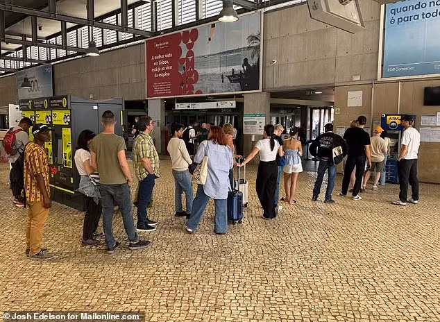 Tại Bồ Đào Nha, dịch vụ tàu hỏa và tàu điện ngầm cũng tạm ngừng hoạt động. Sân bay chính của Lisbon được cho là đã tạm thời đóng cửa và các chuyến bay bị hoãn lại. Ảnh: Mọi người xếp hàng dài trước máy ATM ở Lisbon trong thời gian mất điện diện rộng. Ảnh: DM.