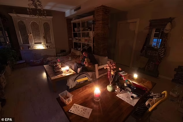 Một cư dân ở Tây Ban Nha chơi với thú cưng trong ngôi nhà được thắp sáng bằng ánh nến. Ảnh: EPA.