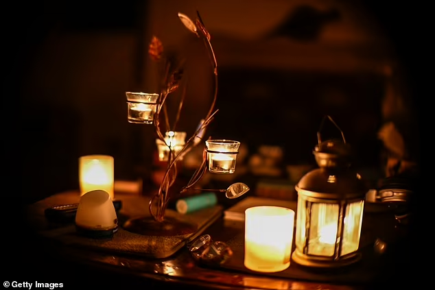 Nến cũng được sử dụng để thắp sáng trong ngôi nhà ở Estoril, Bồ Đào Nha, trong thời gian mất điện. Ảnh: GI.