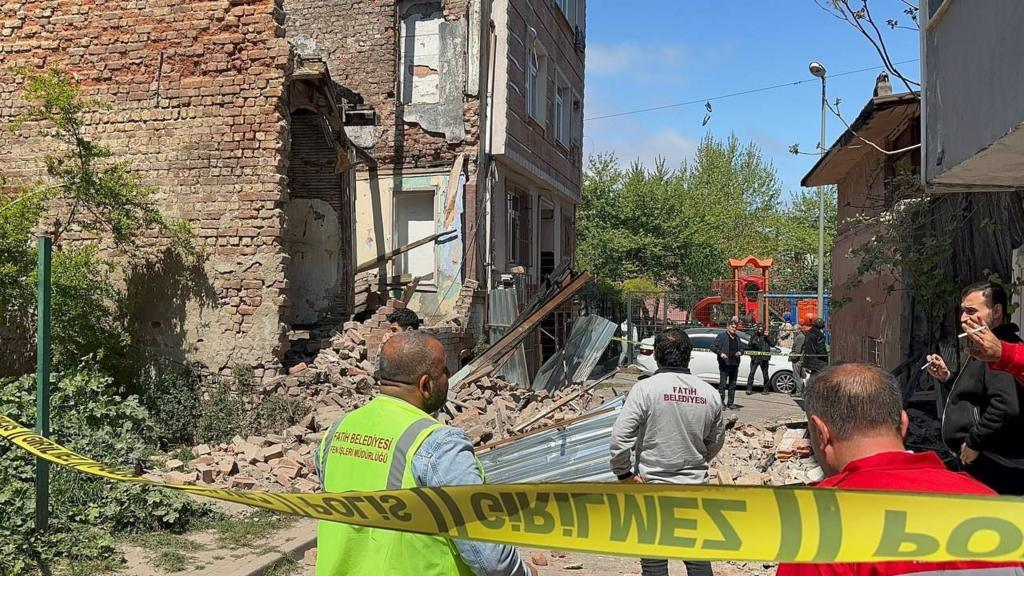 Nhay khoi cac toa nha khi dong dat, hon 150 nguoi bi thuong