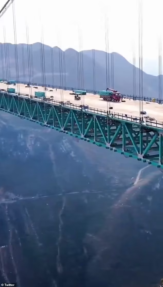 "Cây cầu Huajiang Grand Canyon sẽ tăng cường mối quan hệ kinh tế giữa Quý Dương, An Thuận và Thiên Tân, thúc đẩy hội nhập kinh tế khu vực", Phó Giám đốc Sở Giao thông Quý Châu cho biết. Ảnh: Twitter.