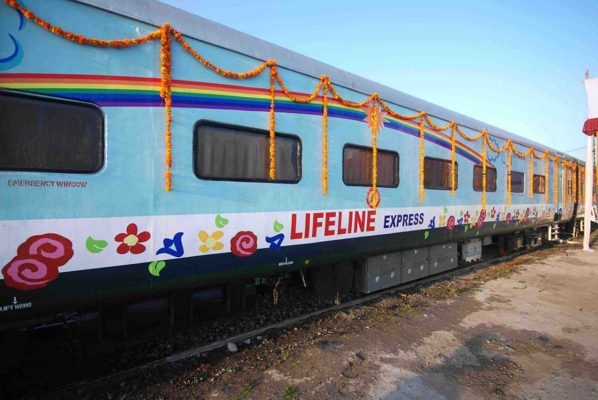 Lifeline Express hay còn gọi là Jeevan Rekha Express (ở Ấn Độ) là chuyến tàu bệnh viện đầu tiên trên thế giới cung cấp các dịch vụ từ phẫu thuật đến điều trị ung thư đến các ngôi làng xa xôi.