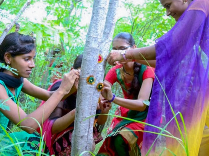 Dân làng cũng quyên góp một khoản tiền cho mỗi bé gái mới sinh.