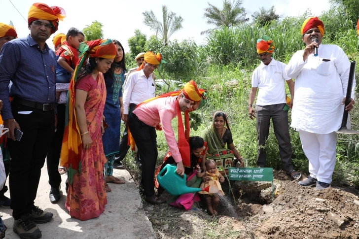 Vì vậy, mỗi khi một bé gái được sinh ra tại ngôi làng này, 111 cây được trồng để chào đón bé.