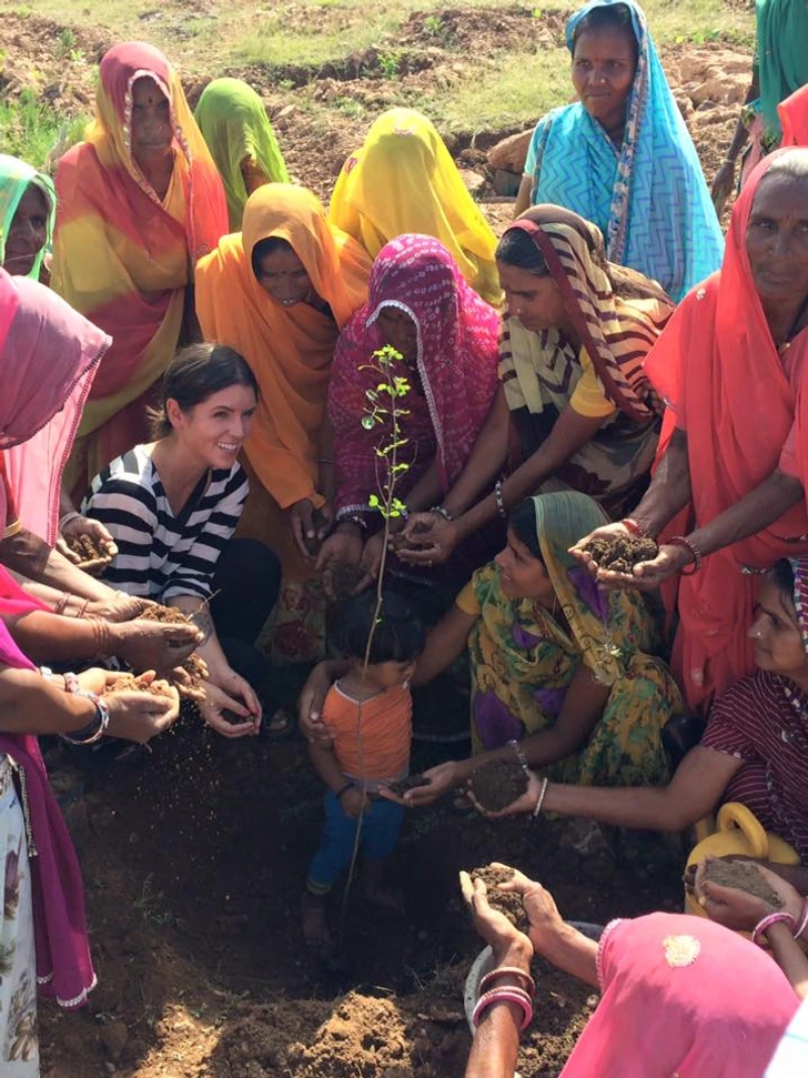 Các bậc phụ huynh trong làng cũng ký vào bản cam kết rằng sẽ không bắt con gái kết hôn trước tuổi hợp pháp.