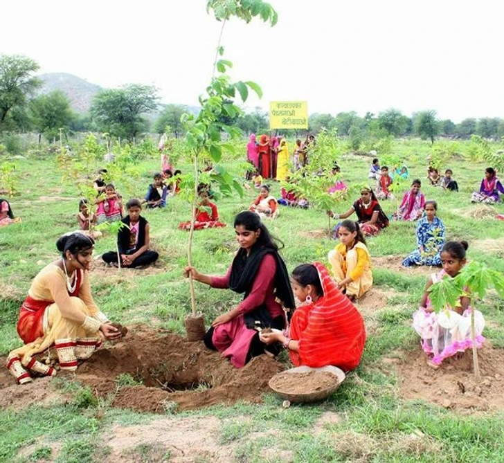 Paliwal muốn bảo vệ tương lai của trẻ em gái trong làng nên đã phát động một chương trình không chỉ giúp bảo vệ thiên nhiên mà còn gây quỹ cho các bé gái.