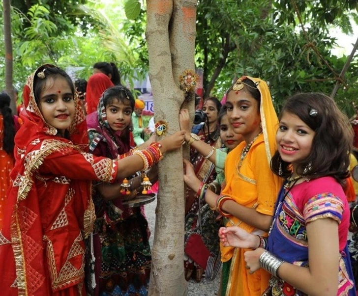 Truyền thống này được khởi xướng bởi trưởng làng Shyam Sundar Paliwal.