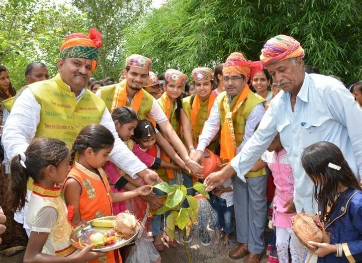 Rừng cây góp phần cung cấp thực phẩm, năng lượng và thu nhập cho người dân trong ngôi làng.