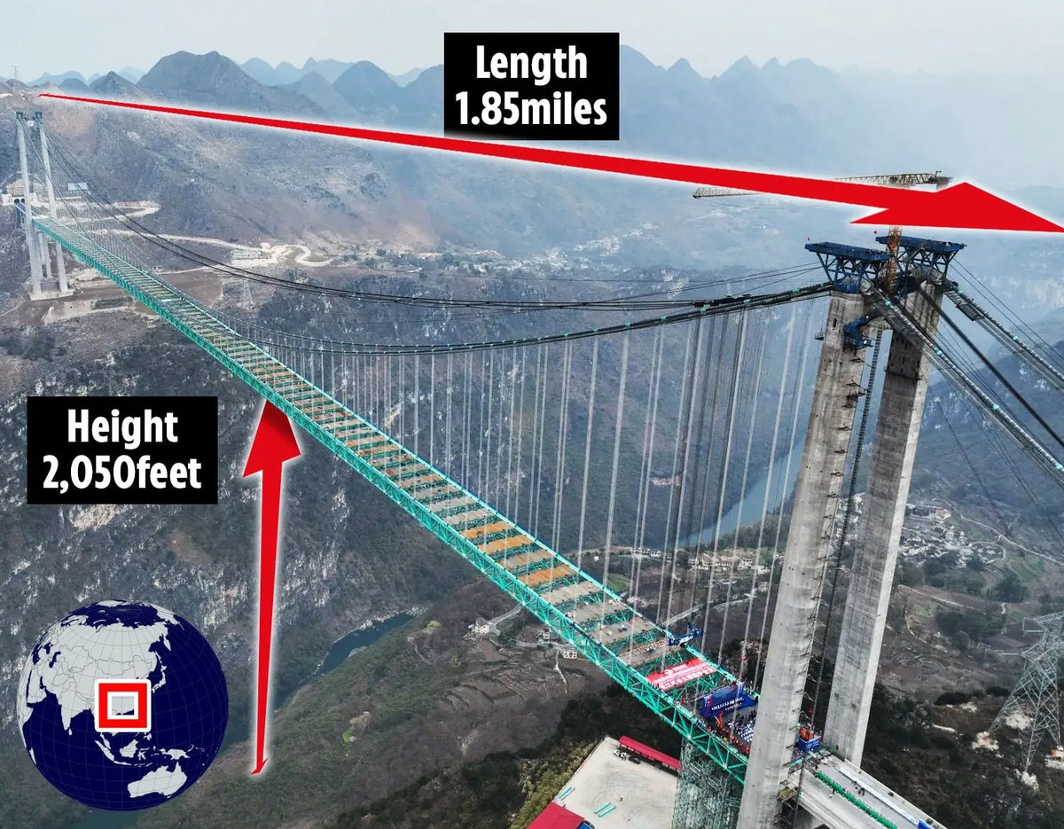 Các nhà chức trách Trung Quốc hy vọng rằng việc hoàn thành cầu Huajiang Grand Canyong sẽ thúc đẩy du lịch và nền kinh tế địa phương. Ảnh:The Sun.