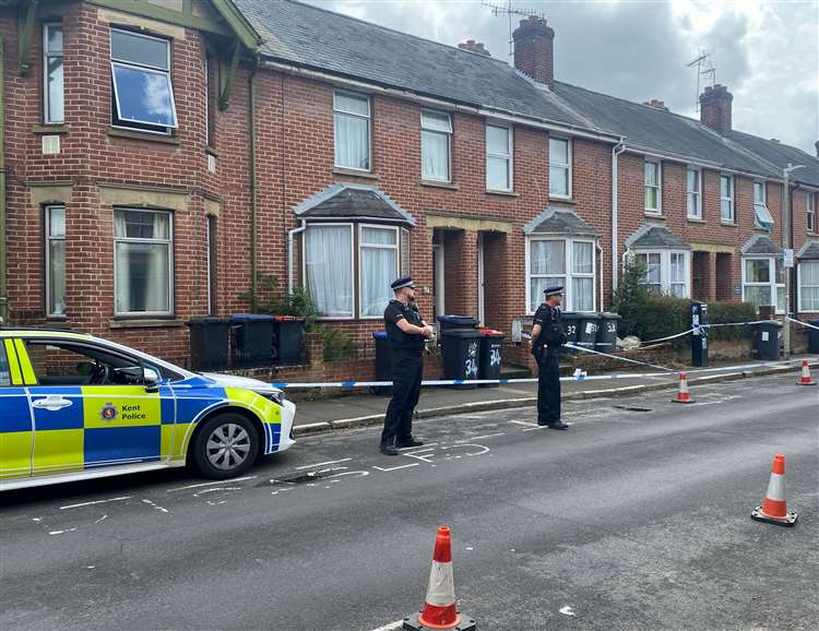 Cảnh sát có mặt bên ngoài ngôi nhà nơi Maureen ở sau khi thi thể ông Jeremy được phát hiện. Ảnh: Kent Online.