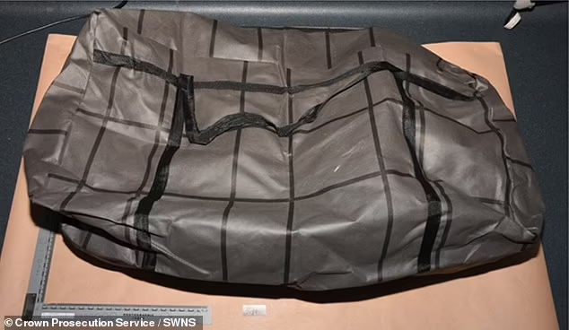 Chima ngay lập tức trình báo cảnh sát. Họ đến nhà Maureen và sau khi đào ở khu vườn, họ tìm thấy thi thể ông Jeremy trong một chiếc túi xách. Ảnh: SWNS.