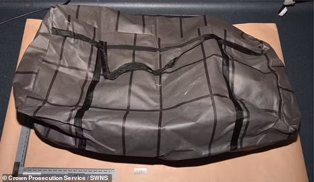 Chima ngay lập tức trình báo cảnh sát. Họ đến nhà Maureen và sau khi đào ở khu vườn, họ tìm thấy thi thể ông Jeremy trong một chiếc túi xách. Ảnh: SWNS.