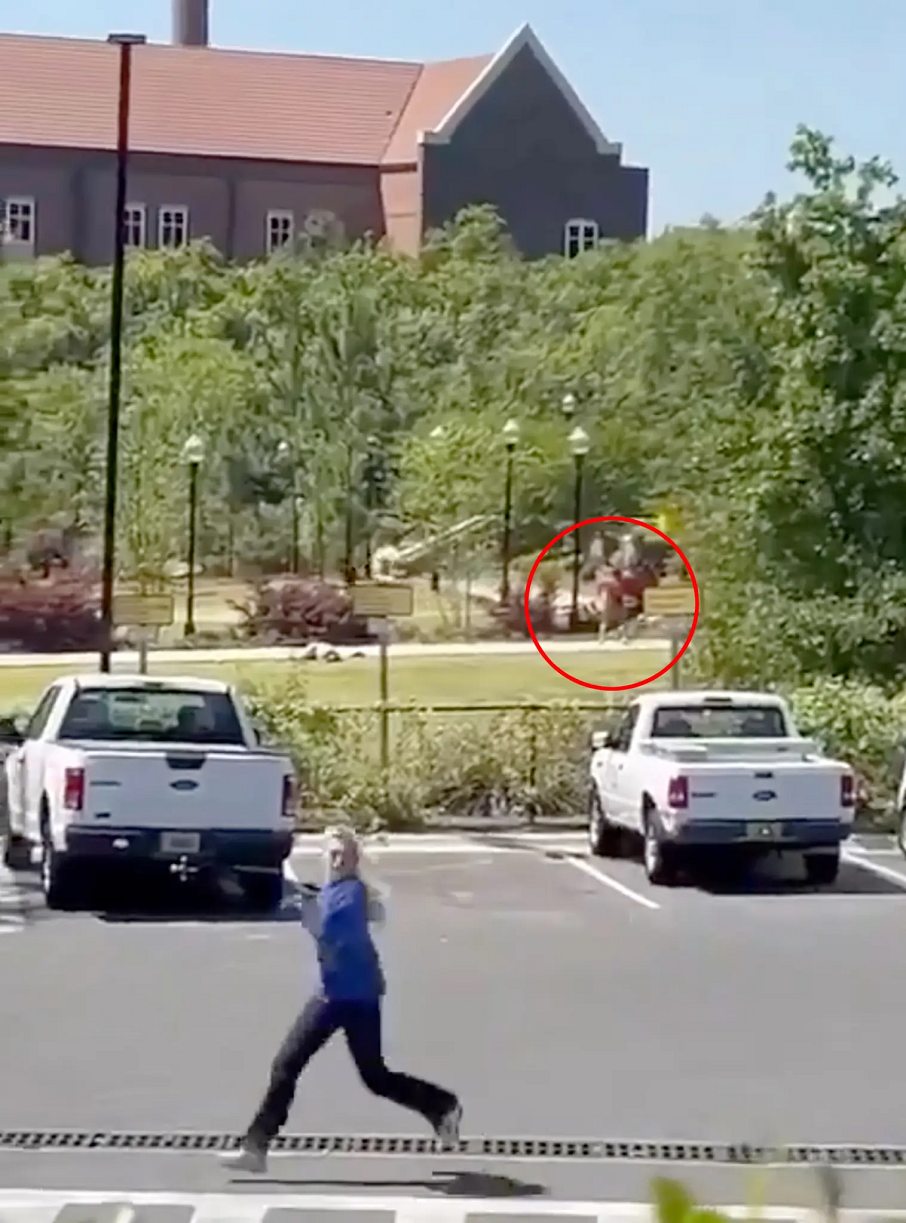 Theo New York Post, đoạn video ghi lại vụ xả súng tại Đại học Bang Florida ở Tallahassee ngày 17/4 cho thấy một nghi phạm di chuyển trên bãi cỏ trong khuôn viên trường và nã đạn vào những sinh viên đang hoảng sợ tháo chạy tìm chỗ ẩn nấp. Ảnh: WPLG.