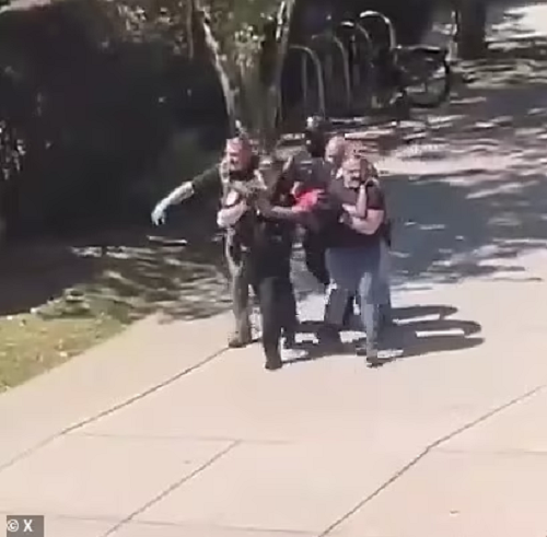 Vụ xả súng đã khiến ít nhất 2 người thiệt mạng và 5 người khác bị thương. Ảnh: Một nạn nhân được nhân viên y tế đưa đi cấp cứu. Ảnh: X.