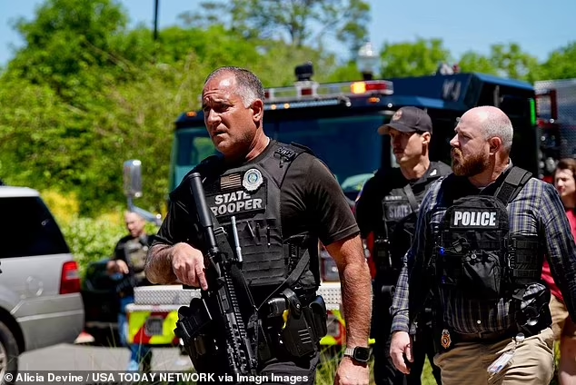 Cảnh sát đã khống chế nghi phạm. Anh ta hiện đang được điều trị tại bệnh viện sau khi trúng đạn của cảnh sát. Ảnh: USA Today.