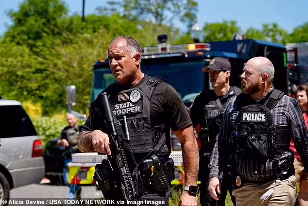 Cảnh sát đã khống chế nghi phạm. Anh ta hiện đang được điều trị tại bệnh viện sau khi trúng đạn của cảnh sát. Ảnh: USA Today.