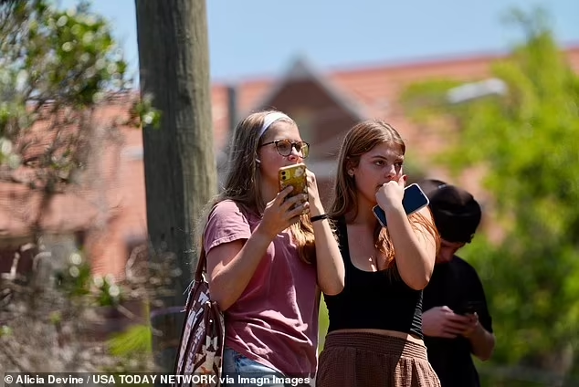 Tất cả lớp học và sự kiện đều bị hủy trong ngày sau khi vụ xả súng xảy ra. Ảnh: USA Today.