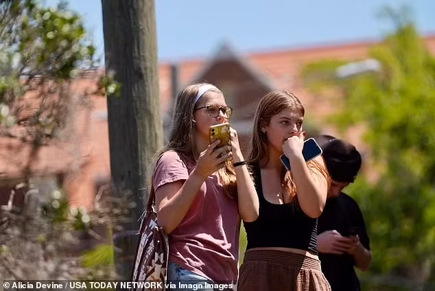 Tất cả lớp học và sự kiện đều bị hủy trong ngày sau khi vụ xả súng xảy ra. Ảnh: USA Today.