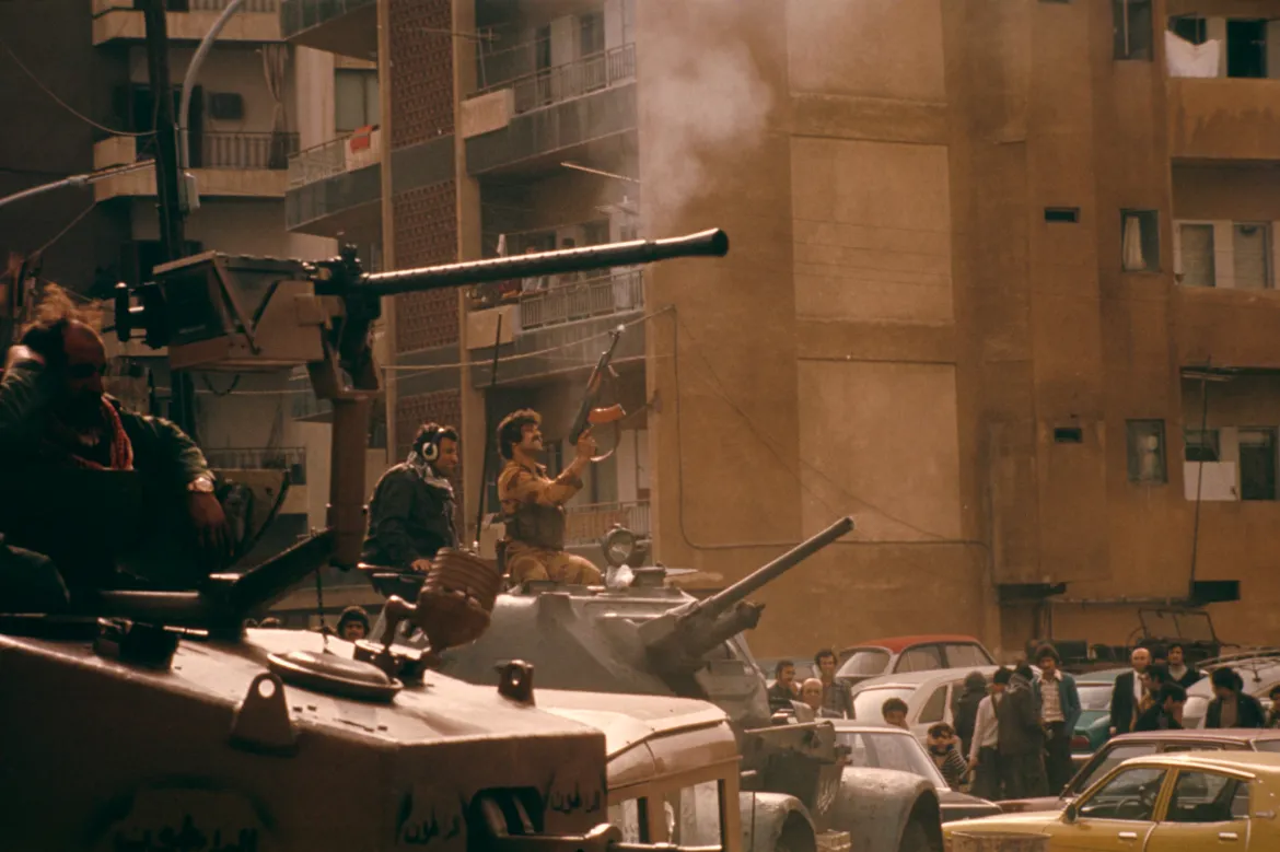 Năm 1975, nội chiến Lebanon bùng nổ giữa lực lượng dân quân Hồi giáo và du kích Palestine với các nhóm vũ trang Thiên chúa giáo. Ảnh: Nhóm Palestine tại thủ đô Beirut ngày 1/1/1975.(Nguồn ảnh: Claude Salhani)