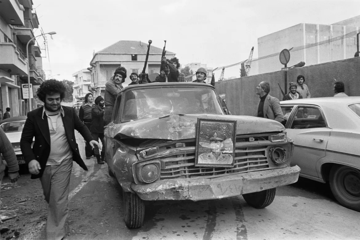 Những người theo đạo Thiên chúa Phalangist chiếm khu phố Karantina ở Beirut vào ngày 19/1/1976. Họ đốt cháy các tòa nhà và cửa hàng dù người dân đã rời khỏi khu vực này.
