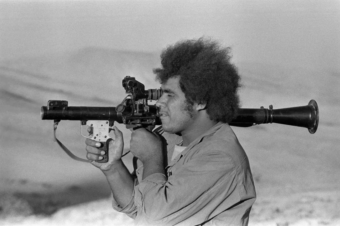 Lực lượng đa quốc gia (MNF), trong đó hàng trăm lính thuỷ quân lục chiến Mỹ, được triển khai tới thủ đô Beirut ngày 20/8/1982 để đảm bảo du kích Palestine rút hết khỏi Lebanon. Các nhóm dân quân Hồi giáo phản đối sự hiện diện của MNF trên lãnh thổ Lebanon, nhiều lần pháo kích vị trí của lực lượng này. Ảnh: Chiến binh Palestine đang được huấn luyện tại trại PFLP vào năm 1975.