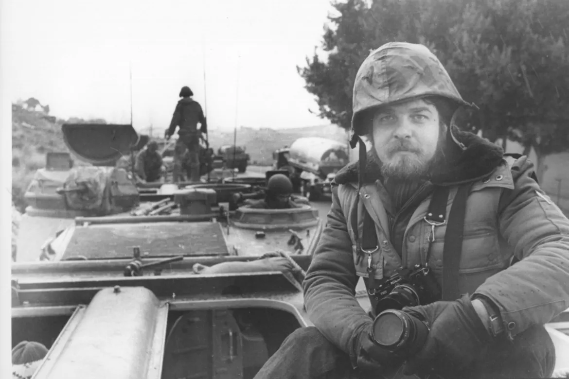 Claude Salhani (ảnh), khi đó làm việc cho tờ báo Annahar, đã ghi lại những bức ảnh phần nào cho thấy hiện thực tàn khốc của cuộc chiến này.