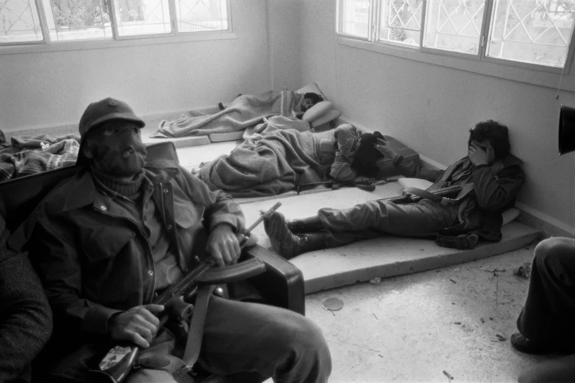 Nhóm chiến binh Thiên chúa giáo và Phalangist,... đã chiếm giữ các vị trí trong rừng Tabet gần trại Tal Zaatar của người Palestine vào ngày 10/1/1976 trong bối cảnh cuộc xung đột giữa nhóm người Thiên chúa giáo và Hồi giáo, trước đó chỉ giới hạn ở Beirut và các vùng ngoại ô, bắt đầu lan rộng khắp đất nước Lebanon.