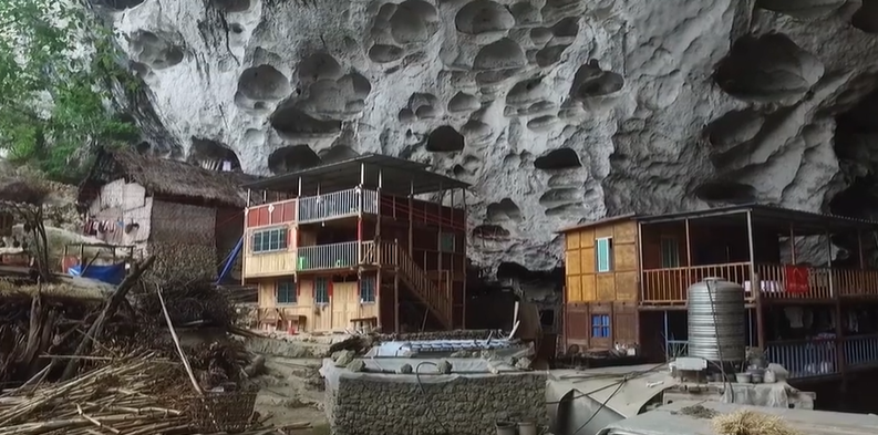 Theo The Sun, ngôi làng có điện từ năm 2003. Ảnh chụp màn hình.