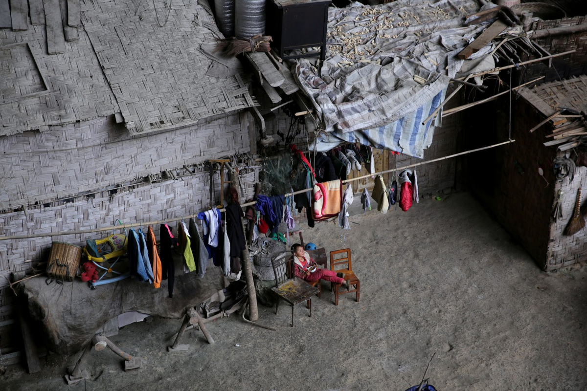 Ở độ cao khoảng 2.000 mét, hang động cách khu vực đô thị gần nhất khoảng 40 phút đi bộ theo một con đường mòn nhỏ tên núi. Ảnh: SCMP.