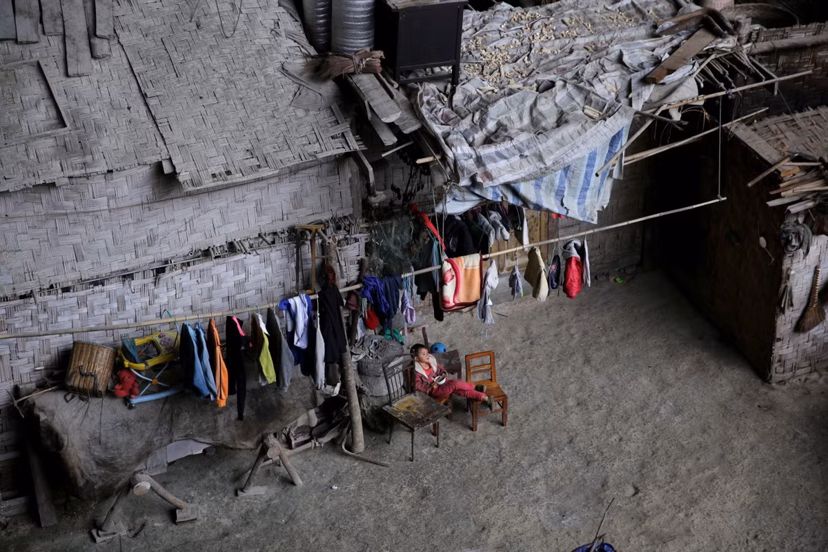 Ở độ cao khoảng 2.000 mét, hang động cách khu vực đô thị gần nhất khoảng 40 phút đi bộ theo một con đường mòn nhỏ tên núi. Ảnh: SCMP.