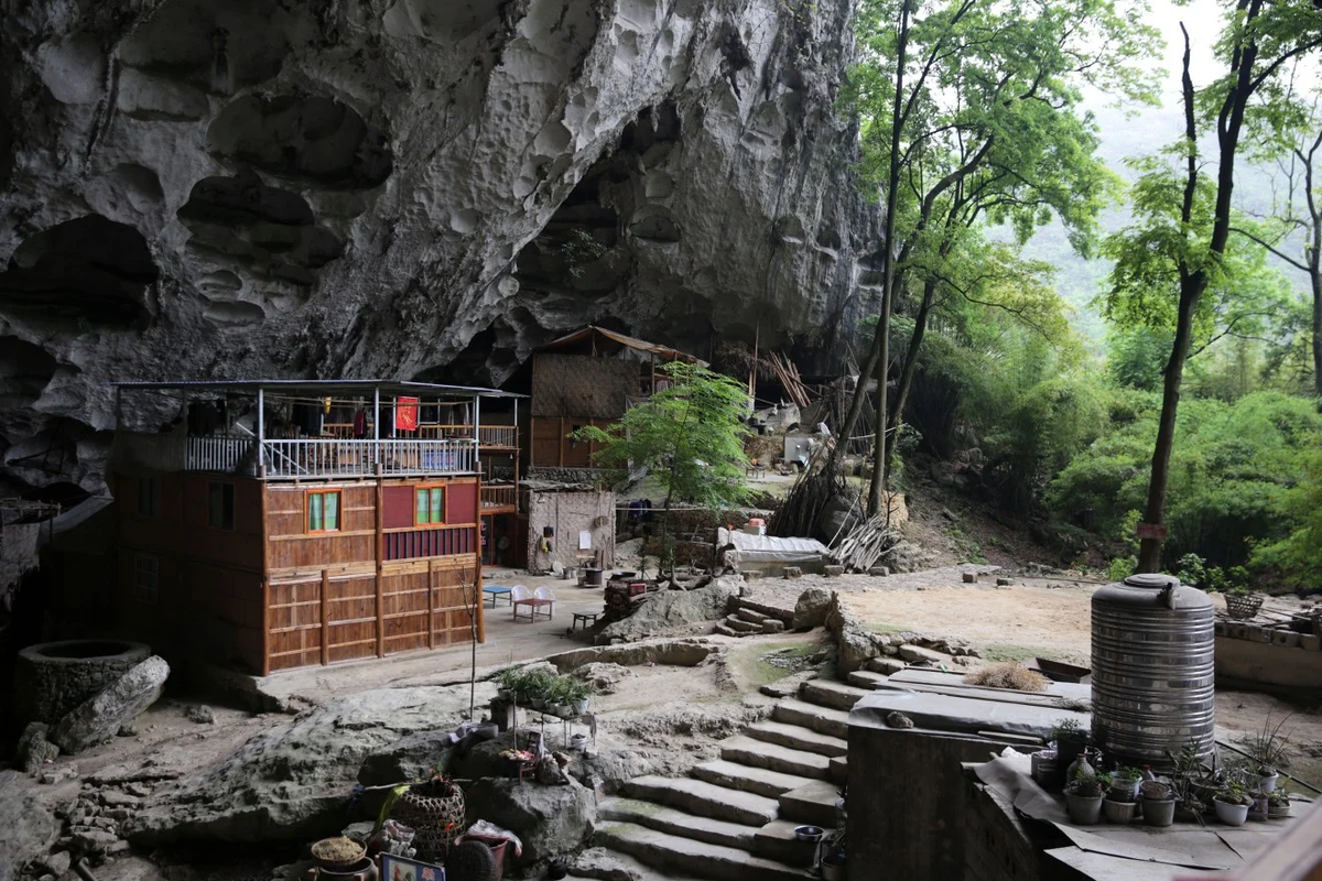Luo Dengguang, một cư dân trong làng, cho biết dân làng lần đầu tiên chuyển đến hang động này vào năm 1949. Ảnh: SCMP.
