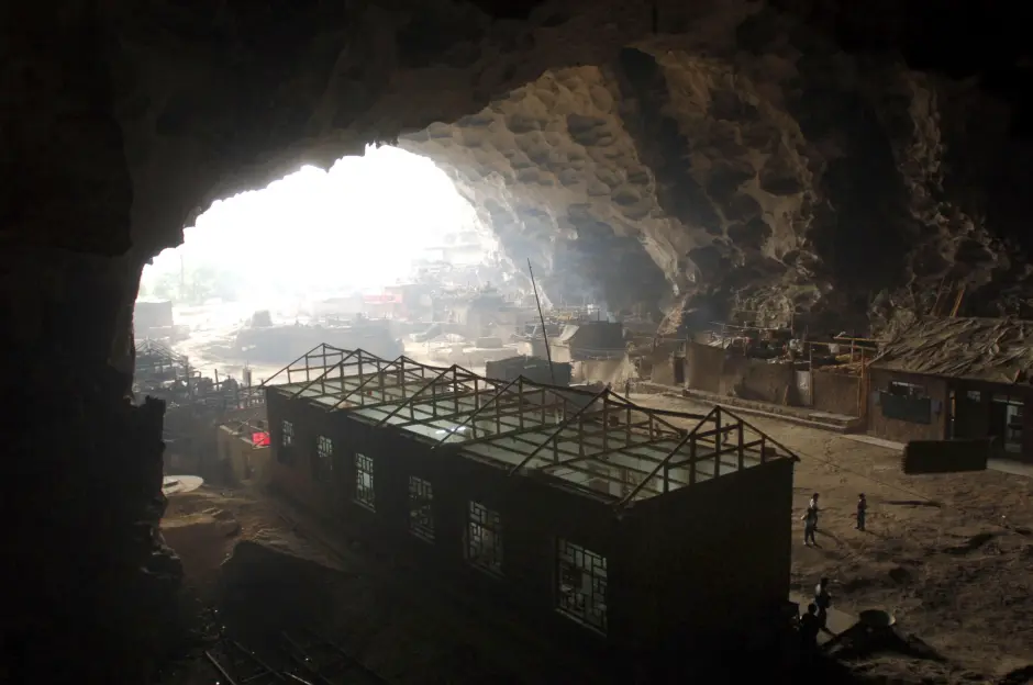 Có thể thấy những ngôi nhà trong làng không có mái vì ở trong hang động. Người dân địa phương chủ yếu dựa vào việc trồng ngô và nuôi lợn, dê để bán...Ảnh: Alamy.