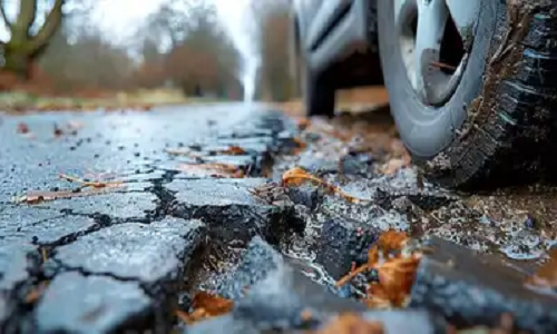 Trở về từ đám cưới, ô tô chở 5 người lao xuống vực sâu - Hình 2 Tro ve tu dam cuoi, o to cho 5 nguoi lao xuong vuc sau-Hinh-2