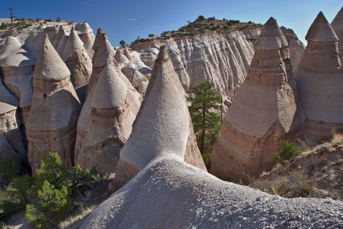 Một góc nhìn về Di tích quốc gia Kasha-Katuwe Tent Rocks ở New Mexico. Các khối đá hình nón là sản phẩm của quá trình xói mòn ảnh hưởng đến các trầm tích còn sót lại do các vụ phun trào núi lửa xảy ra cách đây 6 đến 7 triệu năm.