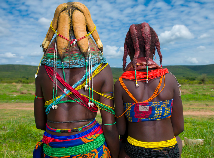 Để làm cho kiểu tóc trở nên cầu kỳ hơn, họ thường thêm vỏ sò và thậm chí cả thức ăn khô làm đồ trang trí tóc.