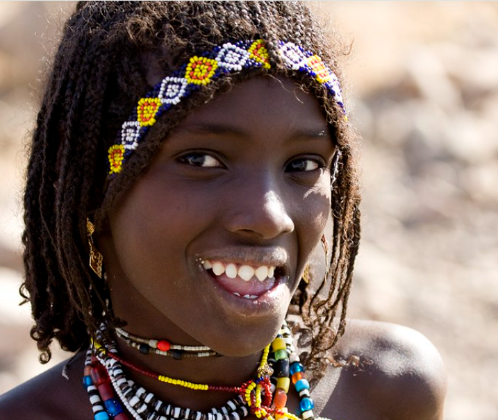 Đối với một số bộ lạc ở Châu Phi và Indonesia, răng nhọn được coi là biểu tượng của sự trưởng thành và vẻ đẹp. Chính vì vậy, mài răng là một cách làm đẹp "độc nhất vô nhị" của họ.