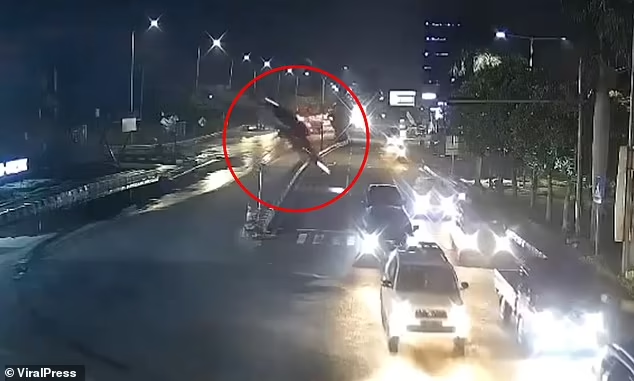 Di theo Google Maps, tai xe lao xe khoi cay cau dang xay do