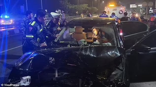 Di theo Google Maps, tai xe lao xe khoi cay cau dang xay do-Hinh-2