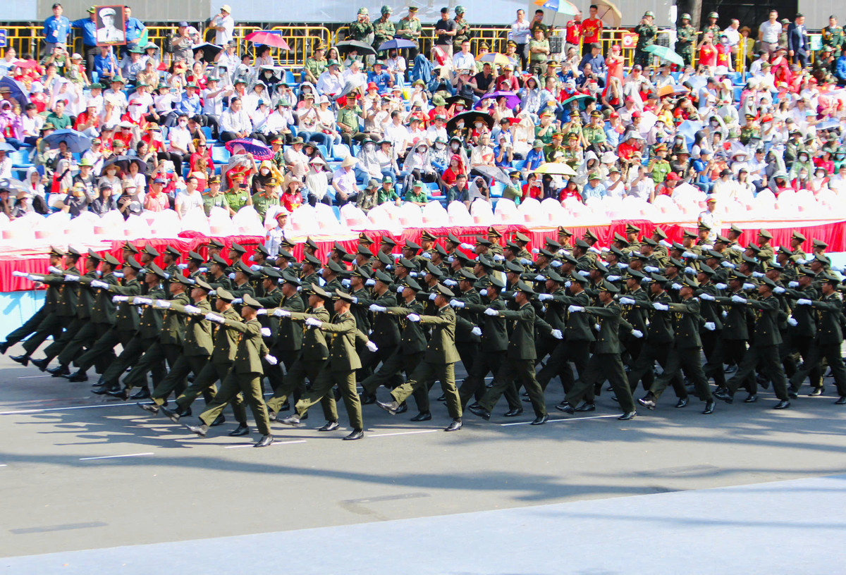 Các chiến sĩ Quân đội hoàng gia Campuchia mặc quân phục màu xanh ô liu đậm, đội mũ kê-pi màu xanh viền vàng, có phù hiệu quốc huy Campuchia nổi bật ở chính giữa mũ.