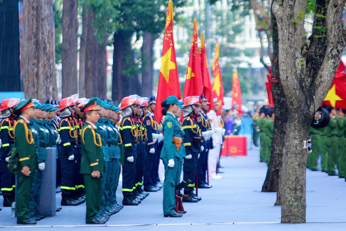 Các đoàn, các khối tập trung, trang nghiêm diễu hành trong sự hân hoan chào đón của đông đảo của người dân.