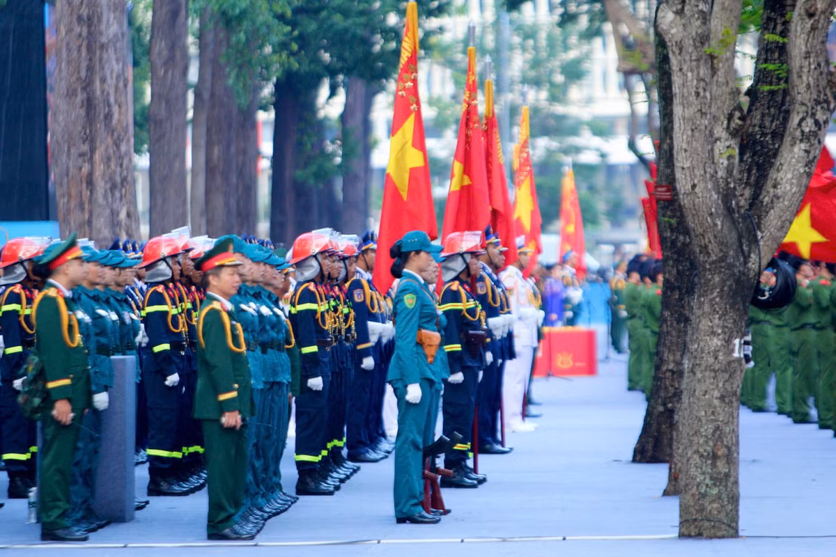 Các đoàn, các khối tập trung, trang nghiêm diễu hành trong sự hân hoan chào đón của đông đảo của người dân.