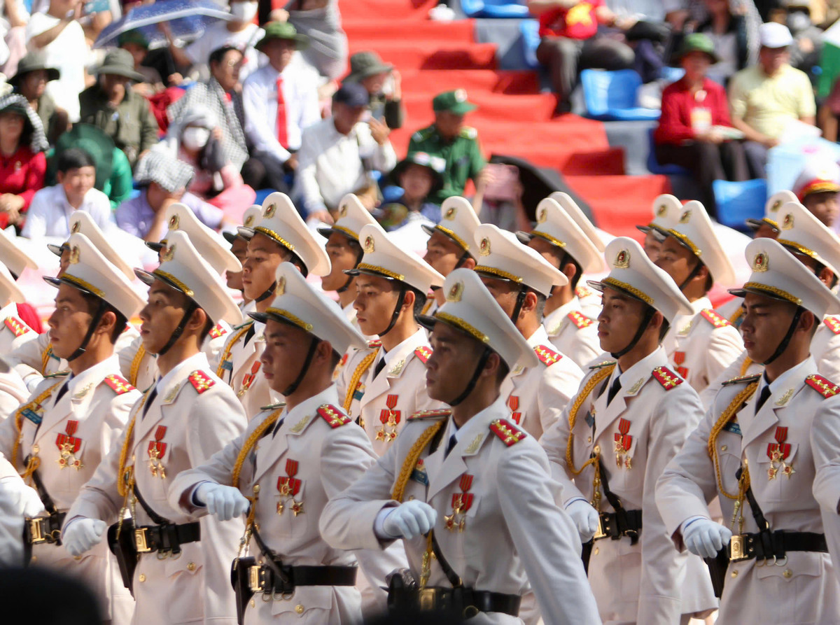 Khối nam sĩ quan công an TP.HCM đại diện cho lực lượng chính quy làm nhiệm vụ bảo vệ an ninh trật tự tại đô thị đặc biệt phía nam.